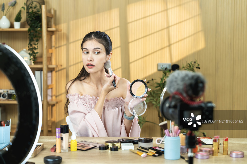 美妆博主在工作室录制化妆教程图片素材