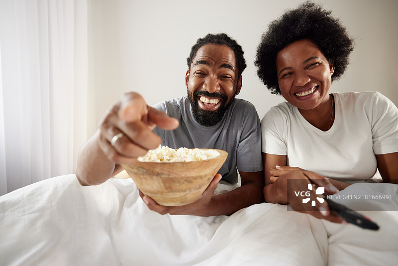 在床上看搞笑电影图片素材