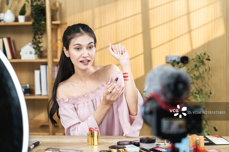 美妆网红在舒适的家中录制化妆教程图片素材