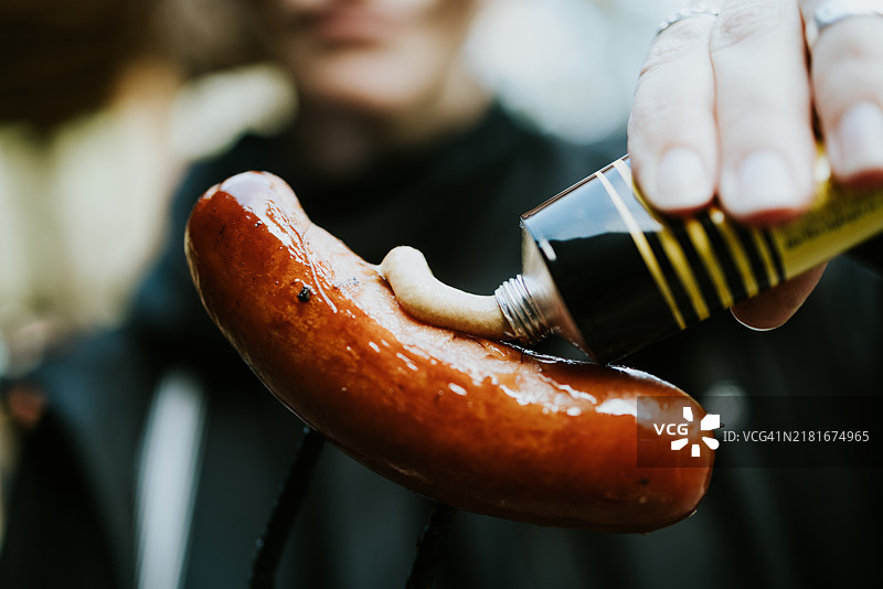 烤香肠上的芥末酱图片素材