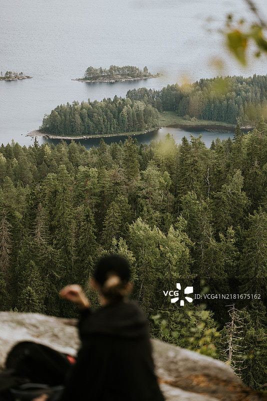 在科利国家公园的阿卡-科利山秋季徒步旅行中欣赏美景图片素材