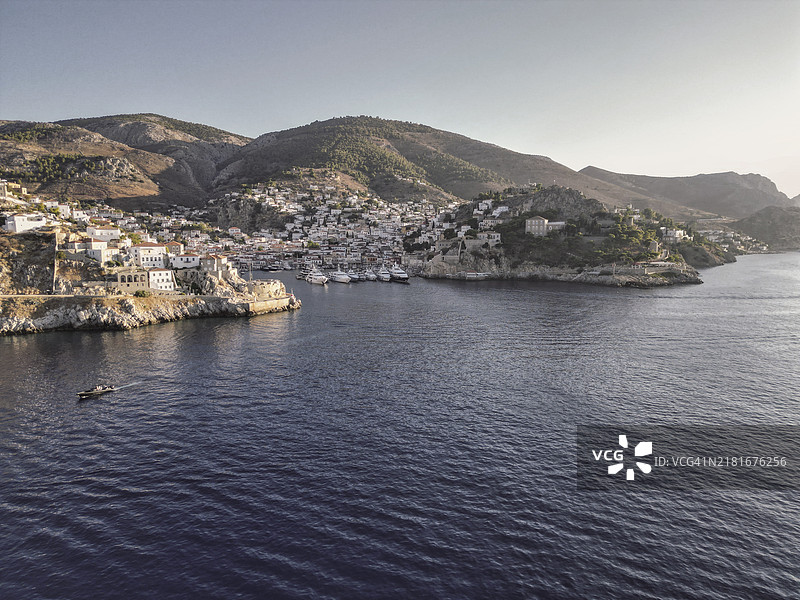 黄昏时分宁静的伊兹拉港口和山坡村庄灯光航拍图片素材