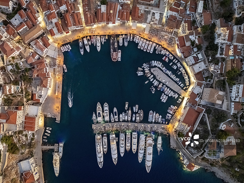 夜晚伊兹拉港的鸟瞰图图片素材