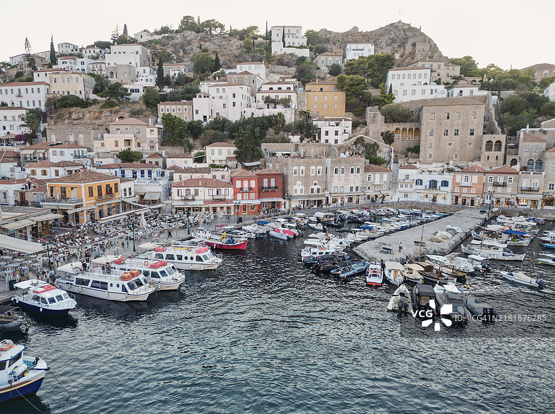 航拍传统伊兹拉港日落，彩色建筑和船只图片素材