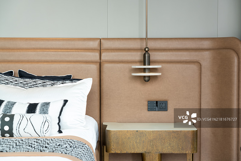 住宅卧室里干净整洁的床铺图片素材