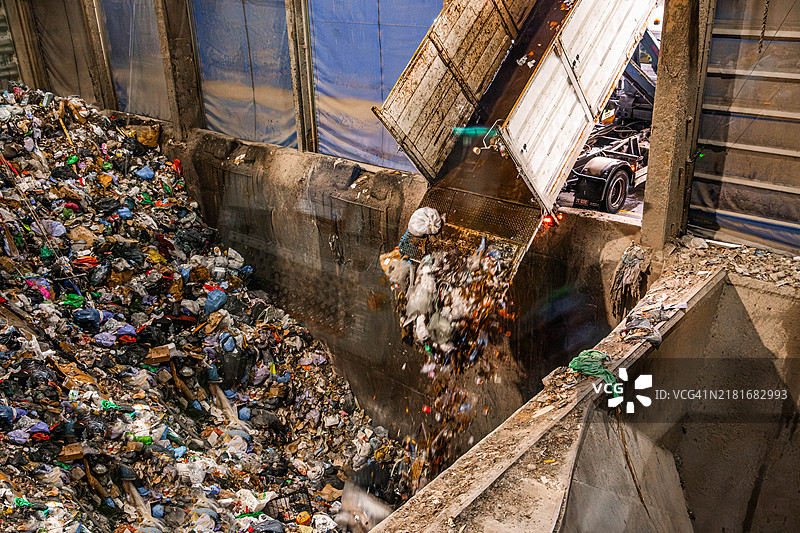 在欧洲的垃圾发电厂回收城市垃圾的垃圾车图片素材