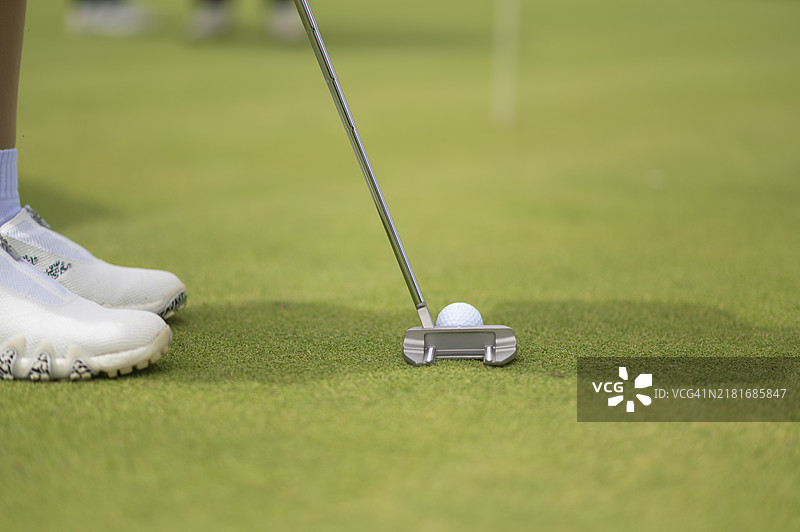 高尔夫球手击球图片素材