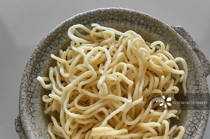 碗的精致设计与面的简单相得益彰图片素材