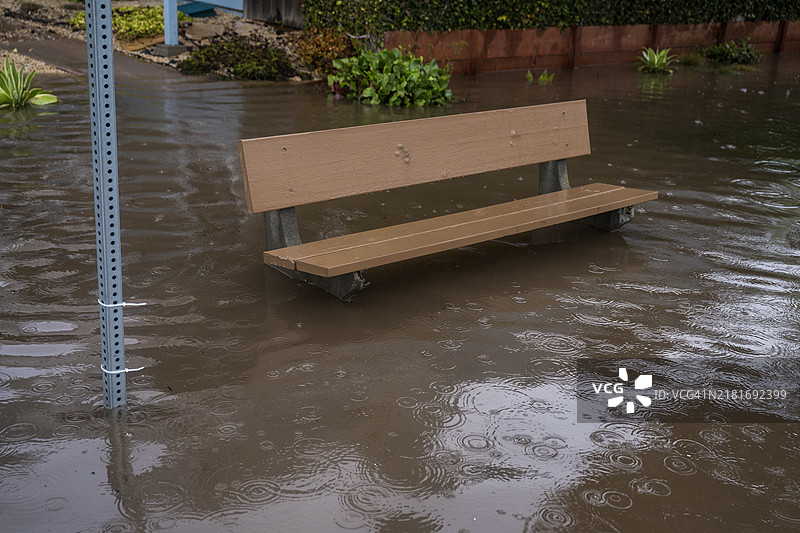 被洪水淹没的长椅图片素材