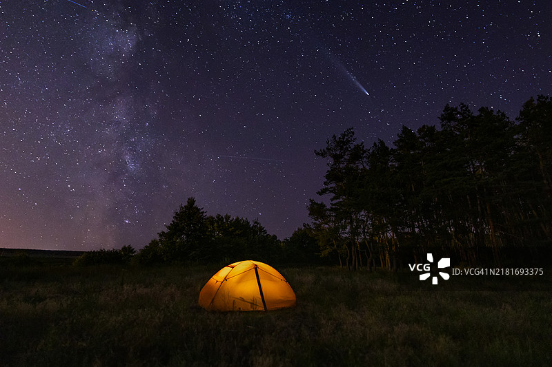 C/2023 A3 (Tsuchinshan-ATLAS) 彗星与橙色帐篷图片素材