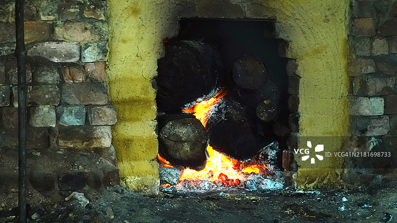 瓜拉十八丁的传统木炭制作业图片素材