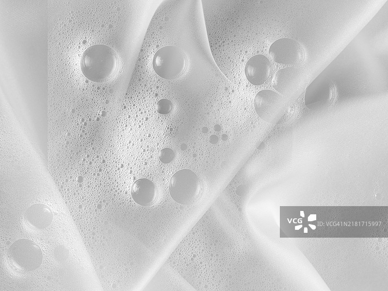 湿润的柔和白色丝绸和肥皂泡图片素材