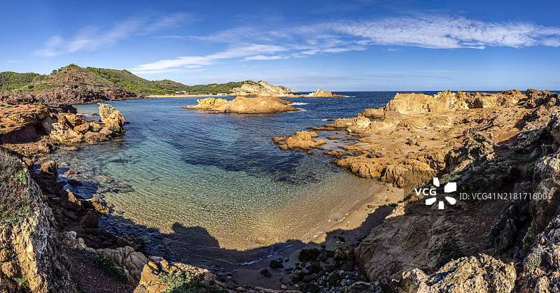 拥有小而未受破坏的红色沙滩或岩石海湾的海岸风光，梅诺卡岛的卡拉普雷贡达图片素材