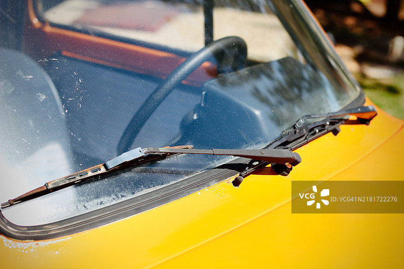 旧汽车肮脏的前挡风玻璃图片素材