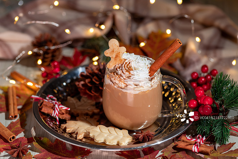 姜饼拿铁热巧克力，适合圣诞节享用图片素材