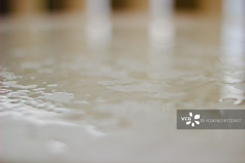 雨中湿润的混凝土地面特写图片素材