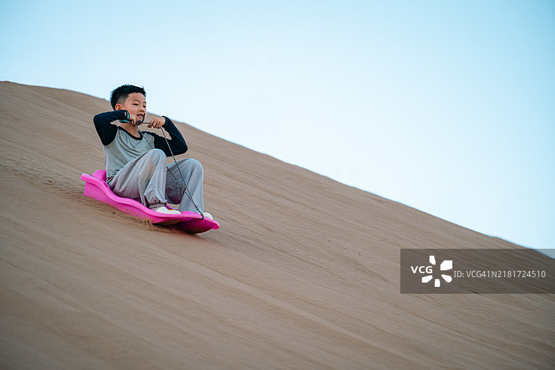 在沙丘上滑雪橇图片素材