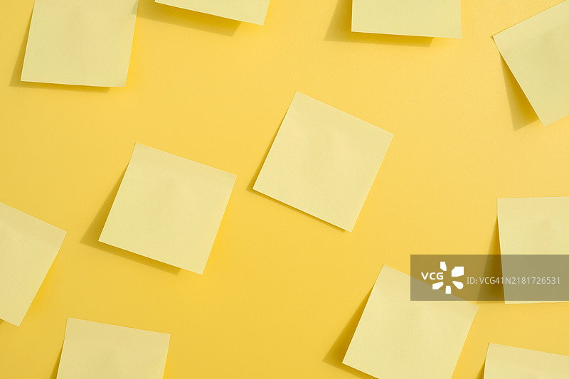 黄色背景上的黄色便签纸文具图片素材