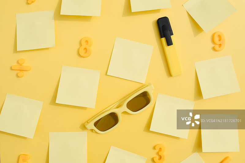 黄色背景上的黄色便签纸文具图片素材