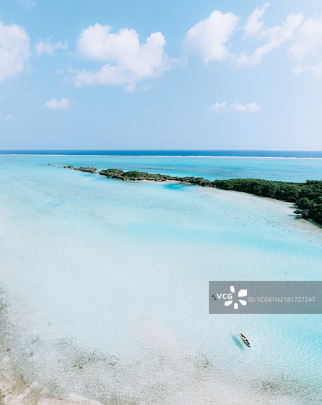 清澈的蓝色热带泻湖与岛屿，日本与论岛图片素材