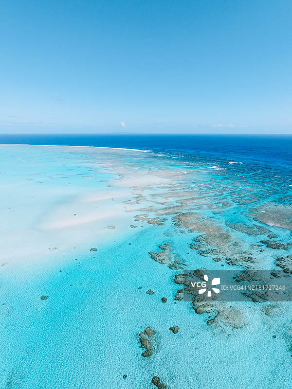 日本与论岛的珊瑚礁泻湖，沙洲和清澈的热带海水图片素材
