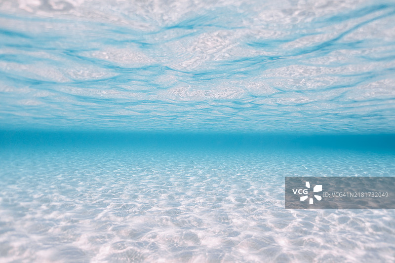 热带泻湖的清澈水域图片素材