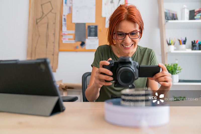 快乐的小企业主正在拍摄她的产品图片素材