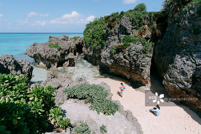 母亲和孩子在偏僻的热带海滩上图片素材