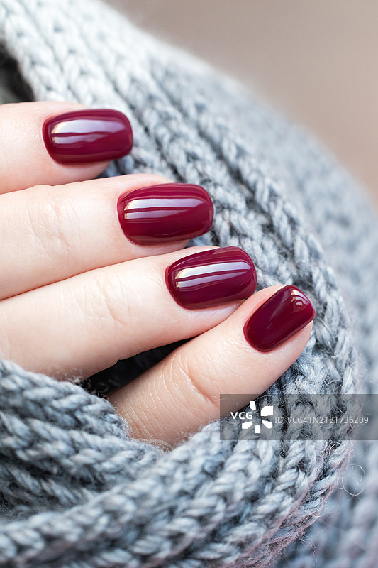 涂有勃艮第凝胶指甲油的手图片素材