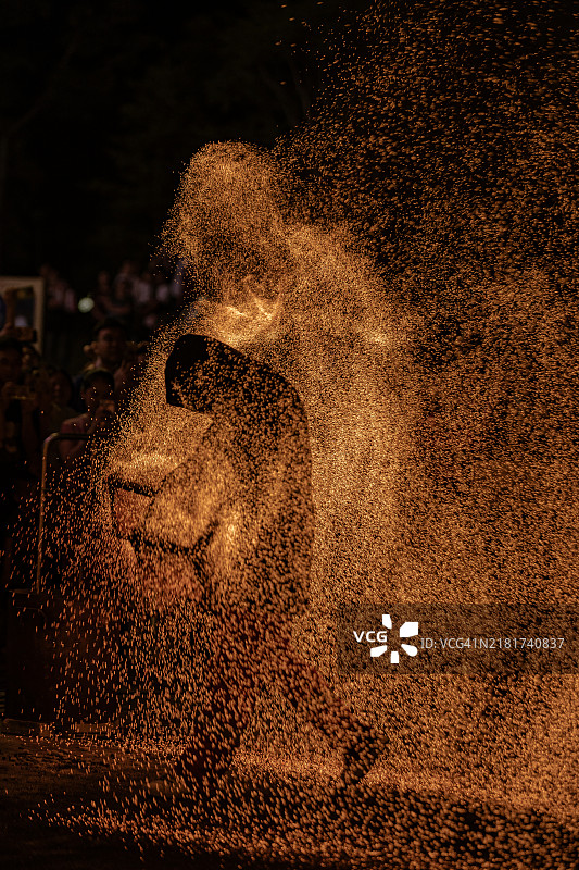 夜晚行走的人近距离特写，溅起水花图片素材