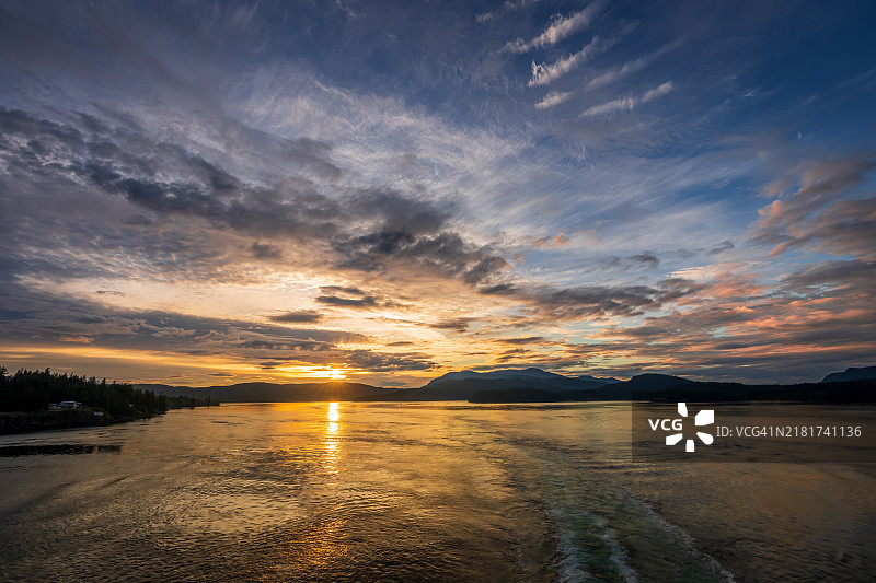 阿拉斯加，美国，日落时分海洋与天空的美丽景色图片素材