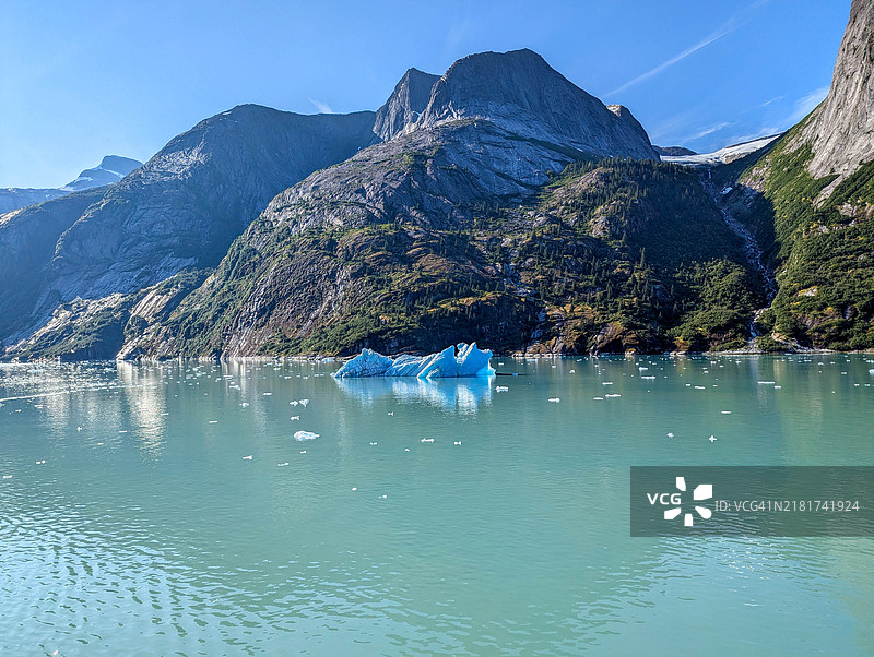 阿拉斯加州恩迪科特湾的漂浮冰块图片素材