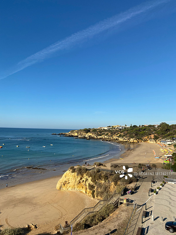 葡萄牙蓝天映衬下的海滩高角度视图图片素材