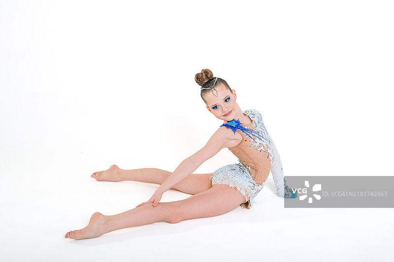 迷人的年轻女孩在白色背景下翩翩起舞的全身照图片素材