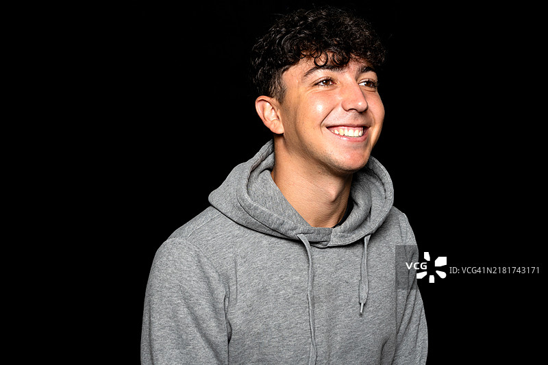 25岁左右的年轻白人男性肖像，卷发。图片素材