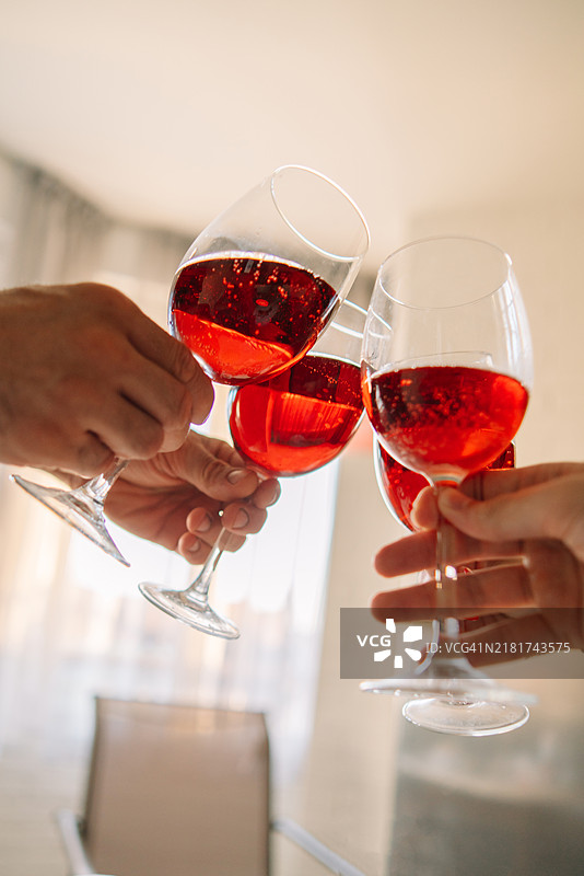 在家中举杯祝酒的人们的手部特写图片素材