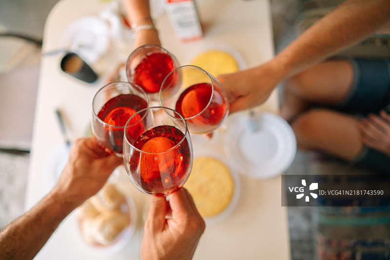 人们举杯祝酒的手部特写图片素材