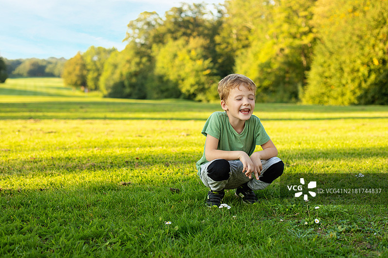 男孩在公园里玩耍图片素材
