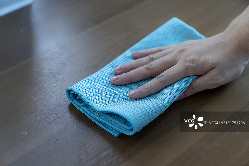 女人在家用清洁布清洁桌子表面图片素材