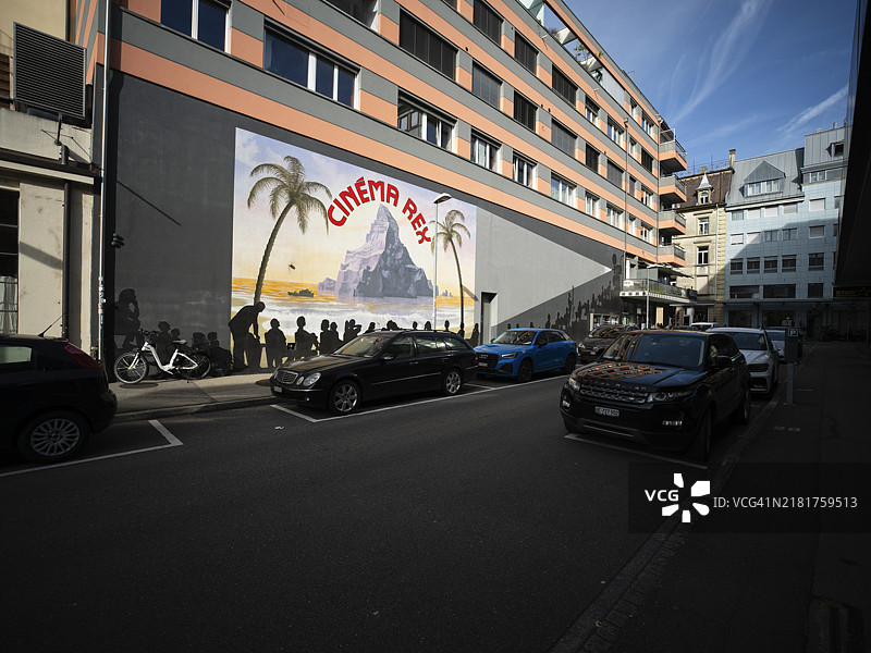 瑞士比尔市中心墙上的电影院画作图片素材