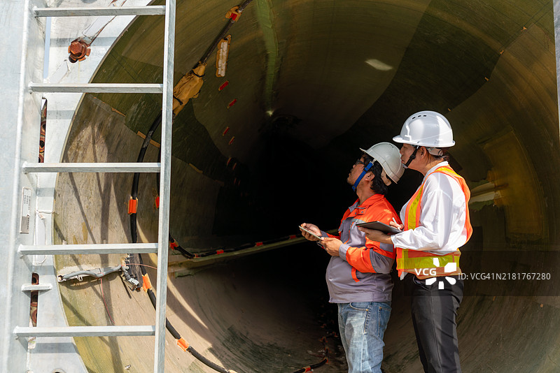 风力涡轮机内部检查图片素材