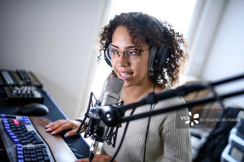 女人录制播客图片素材