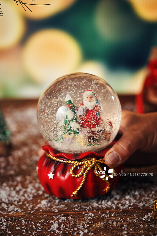 带有雪景球和节日灯的圣诞节装饰图片素材