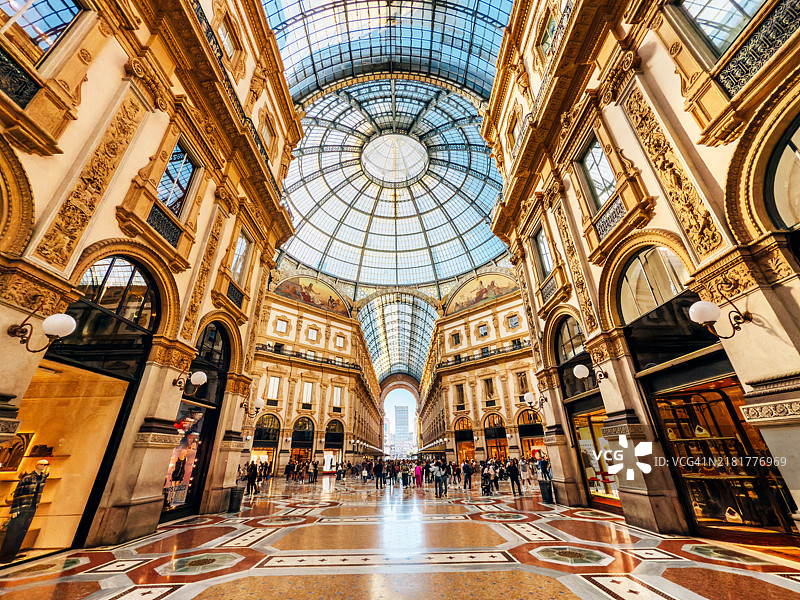 维托里奥·埃马努埃莱二世长廊，奢侈时尚精品店，广角视图，意大利米兰图片素材