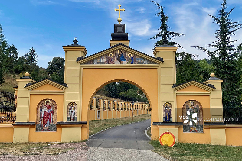 通往格尔盖特修道院的小路入口 - 位于塞尔维亚诺维萨德附近图片素材
