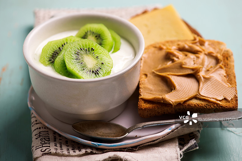 天然酸奶配猕猴桃和花生酱吐司图片素材