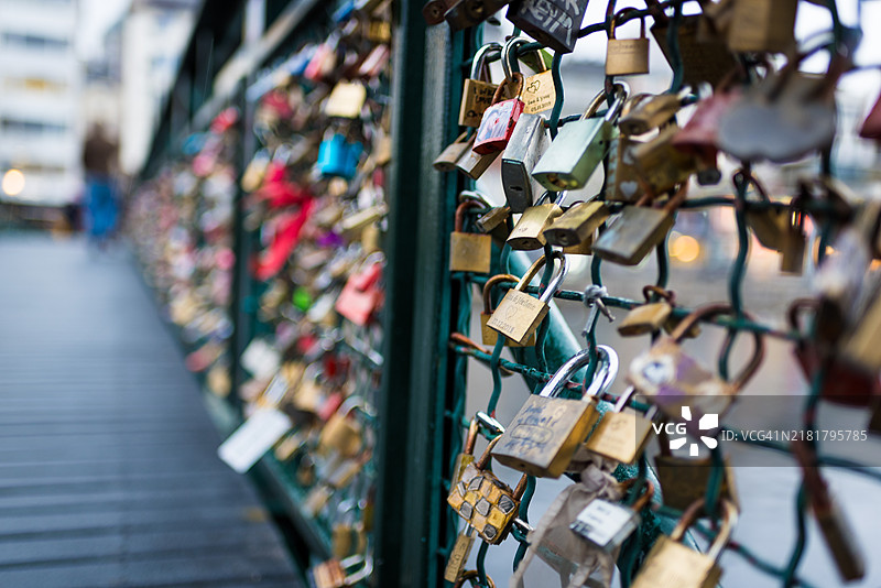 苏黎世桥上的爱情锁图片素材