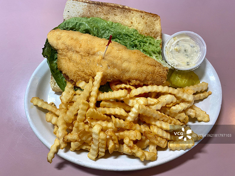 炸鱼三明治配薯条和塔塔酱，可食用图片素材