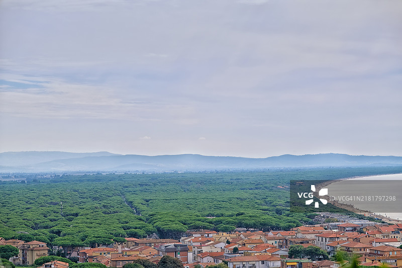 从卡斯蒂廖内·德拉·佩斯卡伊亚俯瞰托斯卡纳海岸图片素材