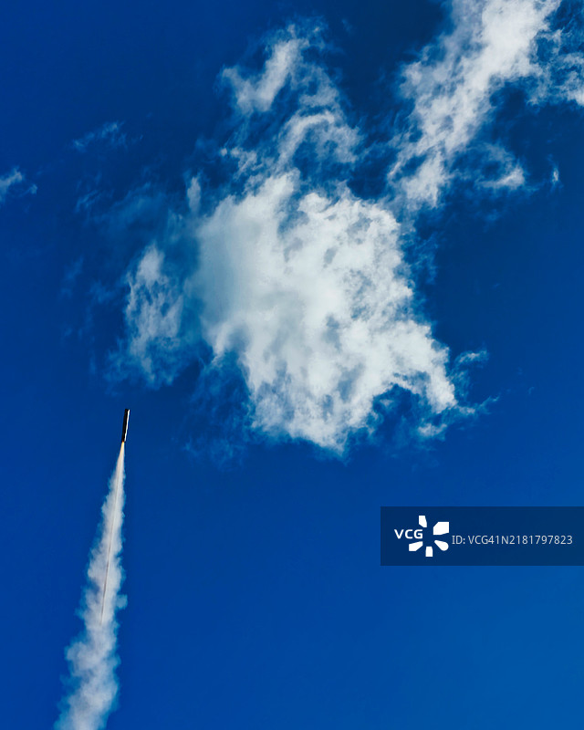 阳光明媚的日子里，烟花升入云端。图片素材